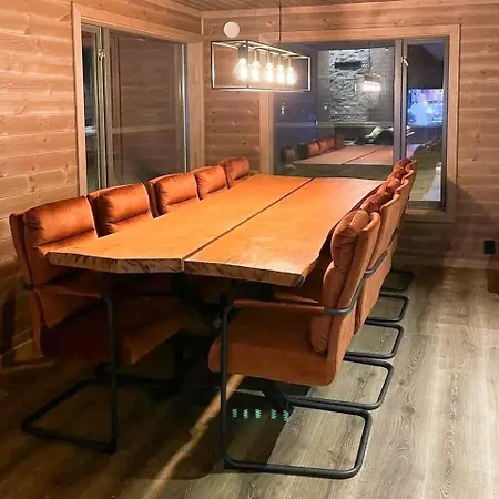 Luxurious Family By The Trails *