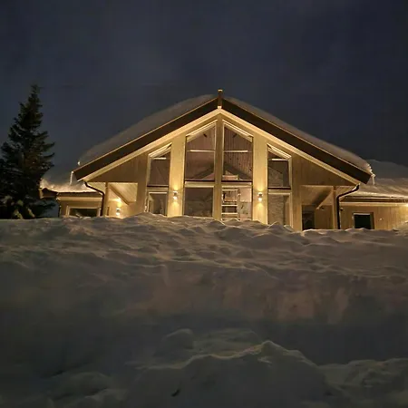 Luxurious Family By The Trails *